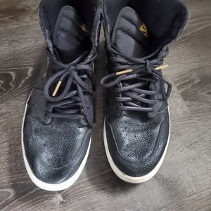 AIR JORDAN 1 RETRO  sz 13 black gold